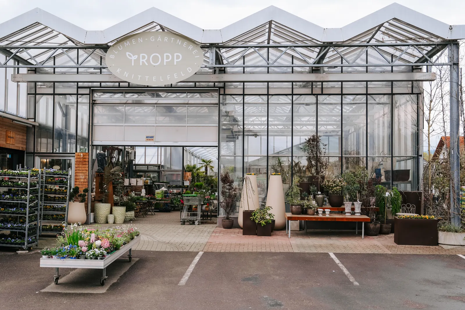 Eingangsbereich eines Gartencenters mit großen Gefäßen